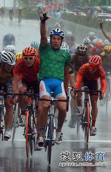 冠军车手哈穆尔高举右手