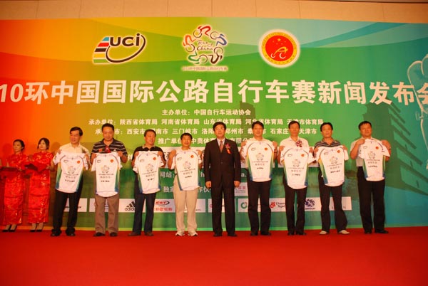 国家体育总局自剑中心主任、环中国国际自行车赛组委会执行主任------------潘志琛,为8个承办城市的代表颁发此次环中赛的纪念领骑衫