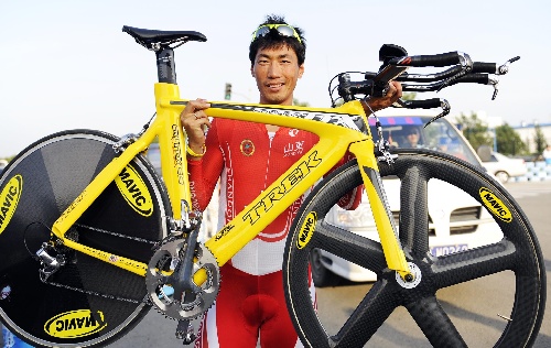 2009年7月8日,李富玉在2009全国公路自行车锦标赛男子成年组40公里个人计时赛中获得冠军赛后展示“坐骑”。