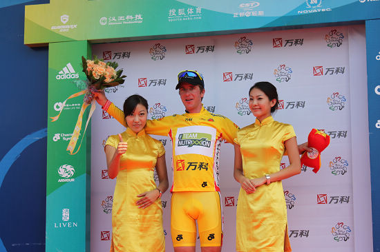 第一赛段之后黄衫获得者德国纽特里什队穆勒