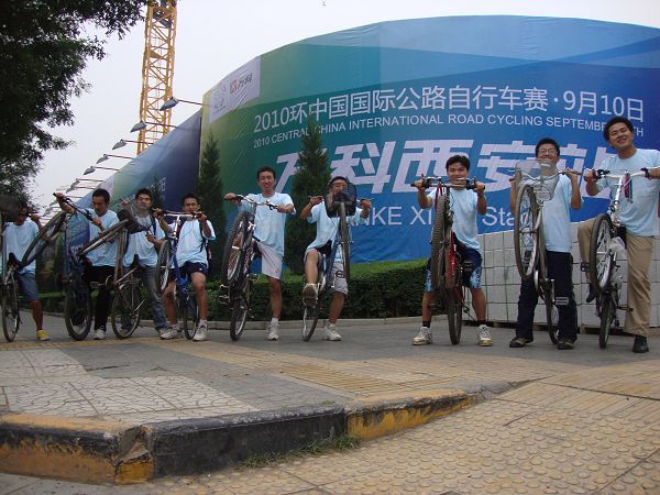 选手于骑行活动中：整装待发