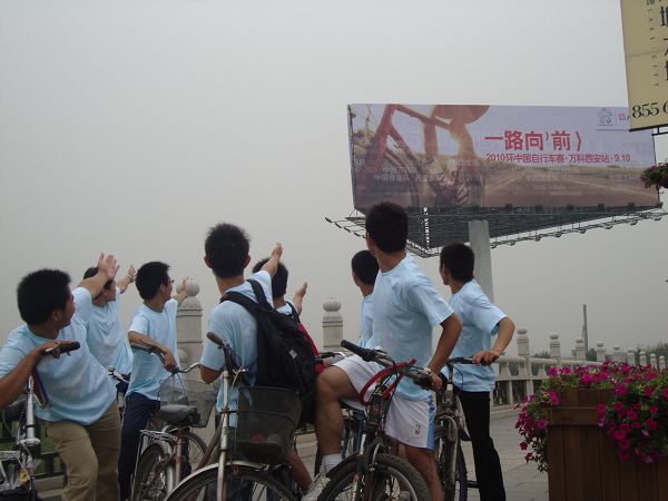 选手于骑行活动中