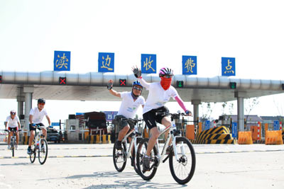 队员在骑行过程中