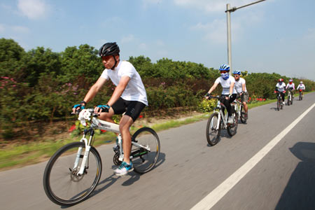 队员在无锡骑行