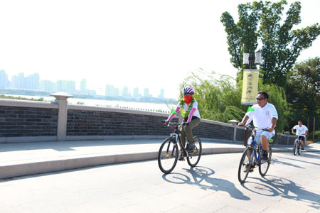 队员环苏州金鸡湖骑行