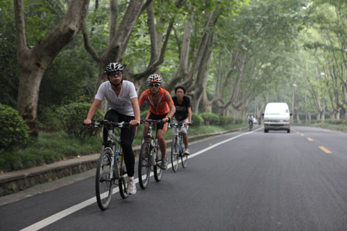 队员在中山陵附近骑行