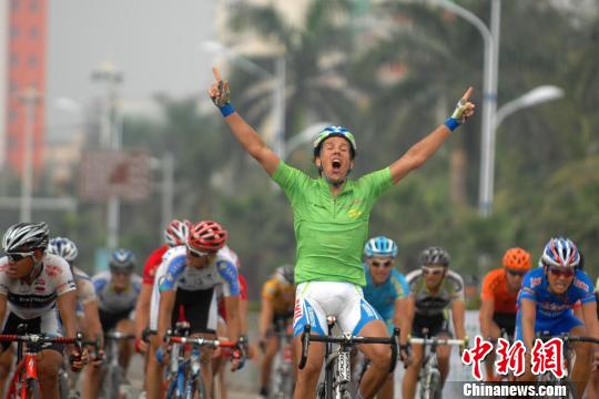 图为中国国家队183号选手纪习涛因违反比赛规则，被中止比赛。 骆云飞 摄