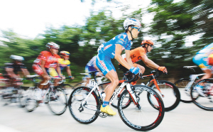 21日，选手在骑行中。 本报记者 宋国强 摄