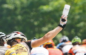 21日,南非MTN洲际队的123号车手举着水瓶示意要求队车提供供给。