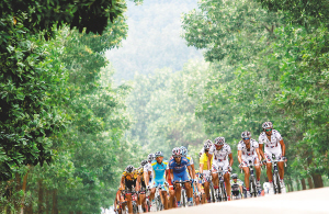 21日,选手在骑行第二赛段的最后25公里。 本报记者 宋国强 摄