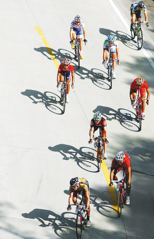 二十一日，选手在比赛中骑行。 本报记者 宋国强 摄