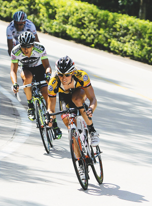 21日，选手行进在弯曲的山道中。