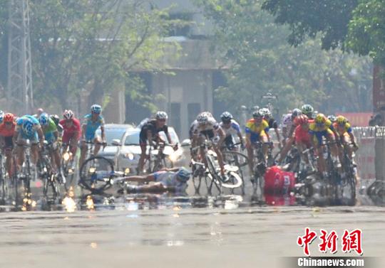 图为选手在通过最后的转弯进入冲刺直道发生跌倒,有数名选手造成不同程度的受伤。 骆云飞 摄