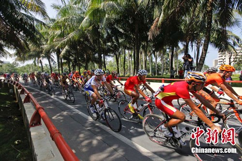 图为大团选手进入海口市区。骆云飞 摄