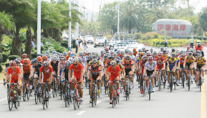 10月20日,车手骑行在三亚境内。 本报记者 宋国强 摄