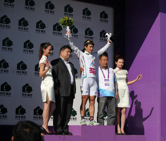 齐津午先生（图右2）为2011环中赛获奖选手颁奖