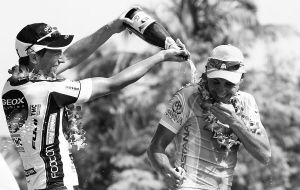 27日,在第八赛段的颁奖仪式上,西班牙健乐士洲际职业队12号选手丹尼尔(左)向阿斯塔纳职业队1号选手瓦伦丁喷洒香槟。