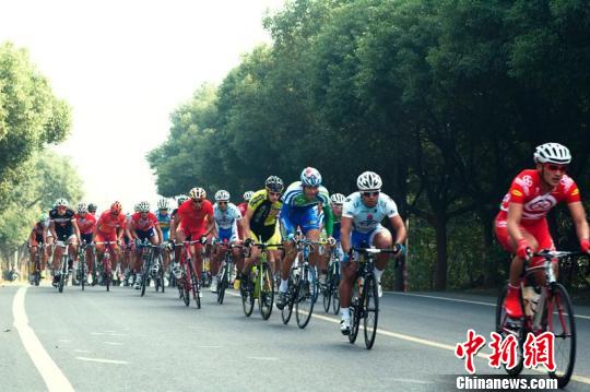 2011环太湖国际公路自行车赛1日在无锡开赛。赛事级别为UCI2.2级，设5个赛段，于11月1日至5日在苏锡常环太湖区域比赛。来自全球11个国家的20支车队参赛。