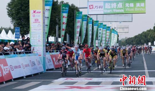 2011环太湖国际公路自行车赛1日在无锡开赛。赛事级别为UCI2.2级，设5个赛段，于11月1日至5日在苏锡常环太湖区域比赛。来自全球11个国家的20支车队参赛。