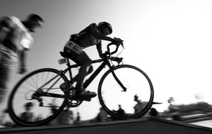 11月13日，省自行车锦标赛在海口举行。图为个人计时赛。