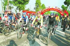  12日，湖南省第4届环湘自行车赛总决赛在宁乡落幕。 