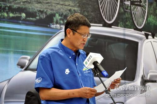 环湖赛组委会副主任、青海省体育局局长冯建平致辞。人民网记者胡雪蓉摄