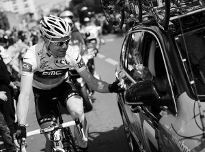 埃文斯(左)在冲刺前提前享用了胜利的香槟酒新华社