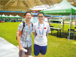 大运行记者采访中国队领队宋翔（右）