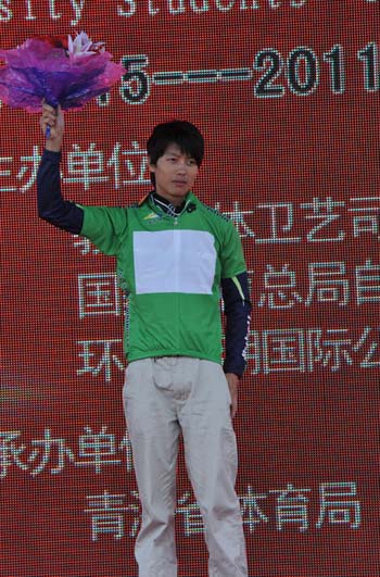 广东工业大学的杨荣东穿上绿色领骑衫