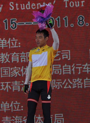 江汉大学车队的李培瑶依然保有黄色领骑衫