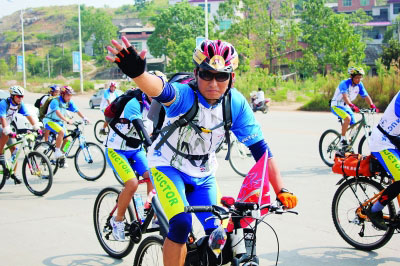 环湘自行车赛8月28日开赛。图为参赛选手在出发前。 本报记者 谭云东 摄