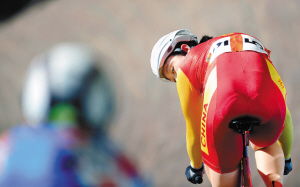 8月18日,中国选手郭爽(右)在比赛中观察俄罗斯选手维多利亚·巴兰诺娃的位置。新华社发