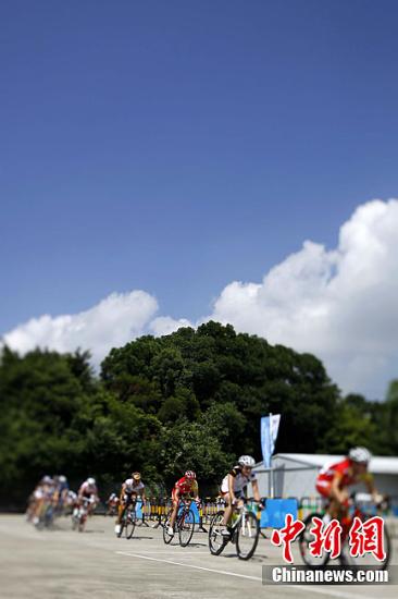 韩国队包揽120公里公路自行车女子赛冠亚军