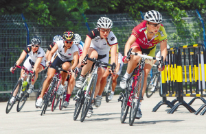 选手在女子120公里公路赛中过弯道。