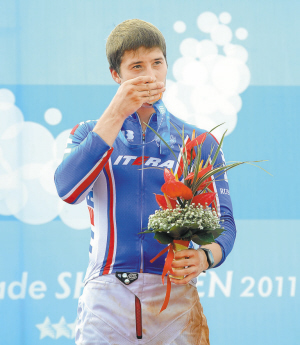 领奖台上,克列申科亲吻来之不易的金牌。