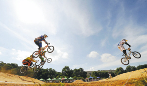 小轮车飞起,与黄土地、近处的树林、远处的天空,共同构筑出一幅精妙的画面。右一为最后获得冠军的克列申科。