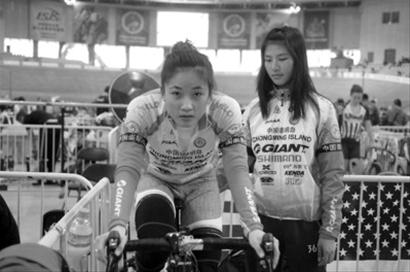 黄丽左在进行赛前试车,队友黄冬艳在边上为她鼓劲。