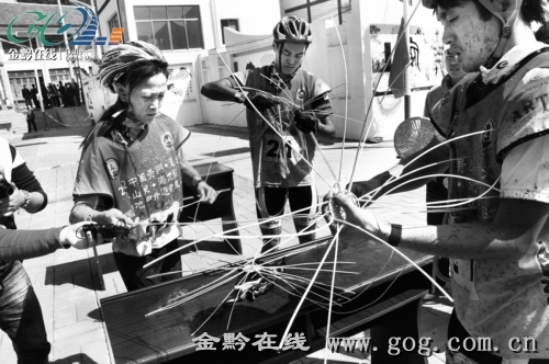 图为中国地质大学队选手在进行藤编比赛。