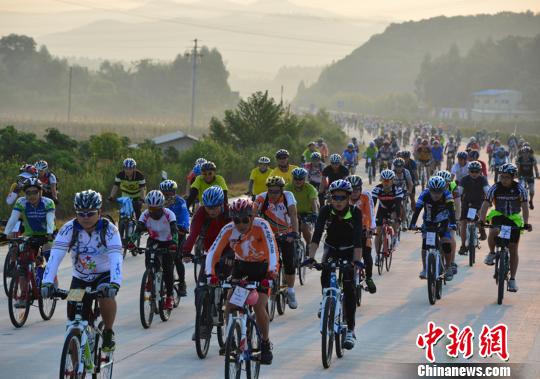 骑友们陆续出发他们的“快乐征程”杨世杰摄