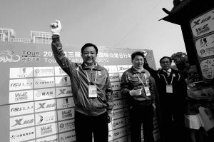 吴江区委书记徐明为昨天的比赛鸣枪。