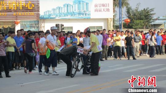 便装上阵的屯昌车迷节选手等待发令 崔力文 摄