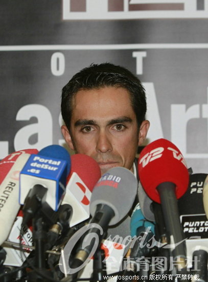 康塔多表情严肃