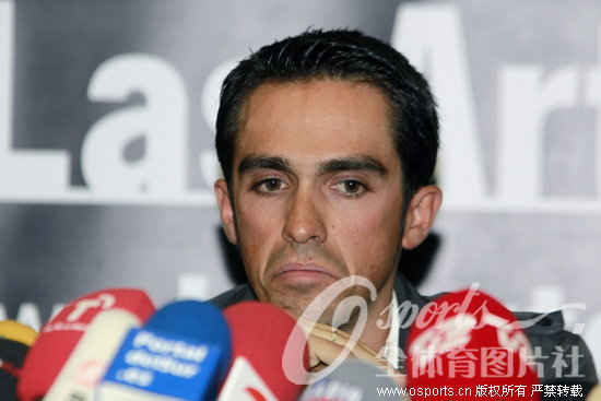 康塔多表情严肃