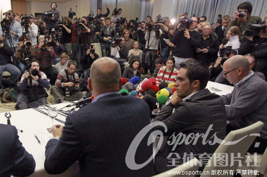 康塔多表情严肃