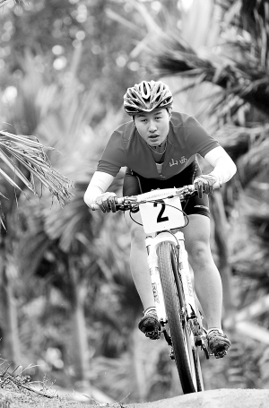 山西队车手白月在个人计时赛中。本报记者 宋国强 摄