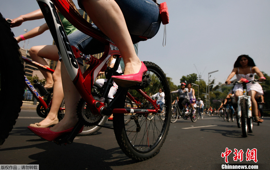 2012年3月3日,墨西哥墨西哥城,女人们参加“高跟鞋自行车环游赛”。该自行车赛为迎接国际三八妇女节的活动之一。