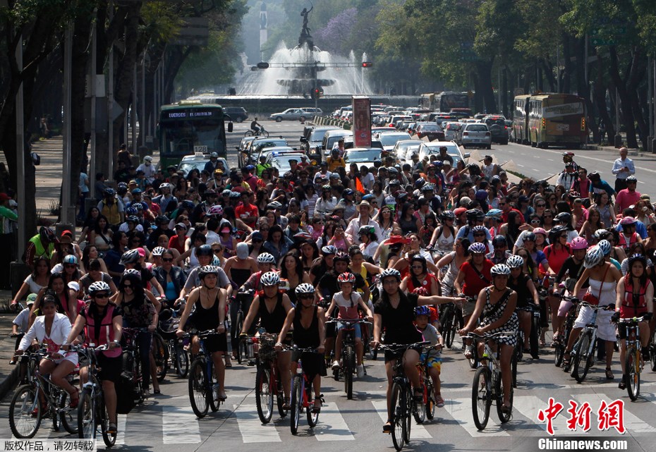 2012年3月3日,墨西哥墨西哥城,女人们参加“高跟鞋自行车环游赛”。该自行车赛为迎接国际三八妇女节的活动之一。