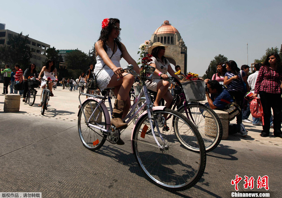 2012年3月3日,墨西哥墨西哥城,女人们参加“高跟鞋自行车环游赛”。该自行车赛为迎接国际三八妇女节的活动之一。