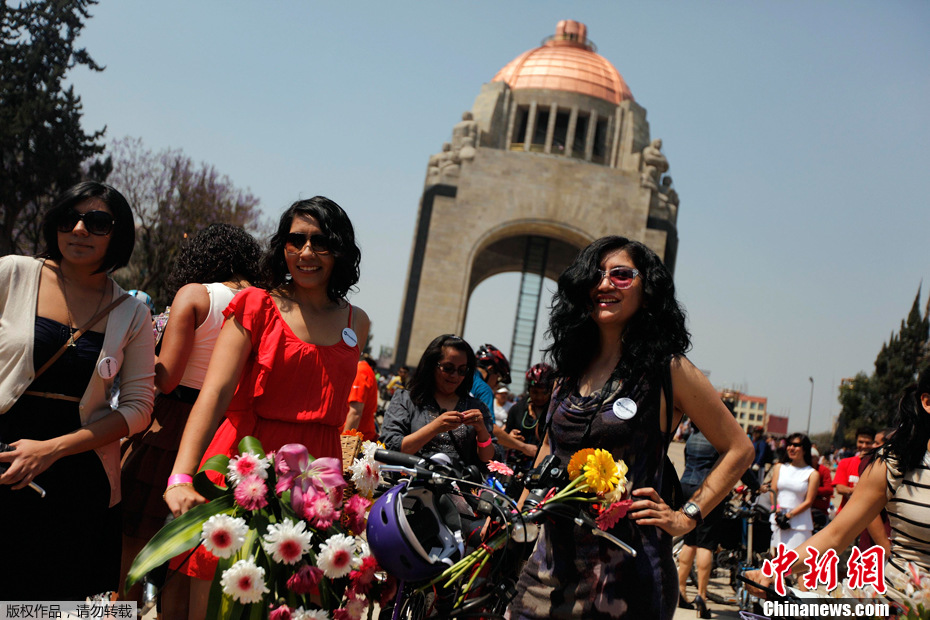2012年3月3日,墨西哥墨西哥城,女人们参加“高跟鞋自行车环游赛”。该自行车赛为迎接国际三八妇女节的活动之一。