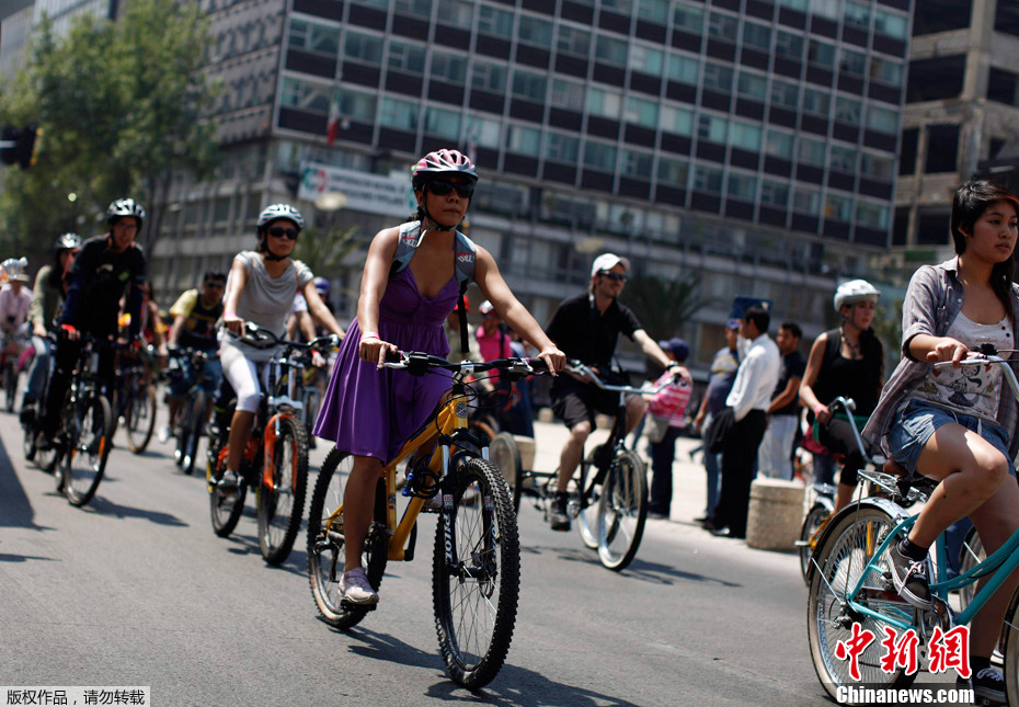 2012年3月3日,墨西哥墨西哥城,女人们参加“高跟鞋自行车环游赛”。该自行车赛为迎接国际三八妇女节的活动之一。